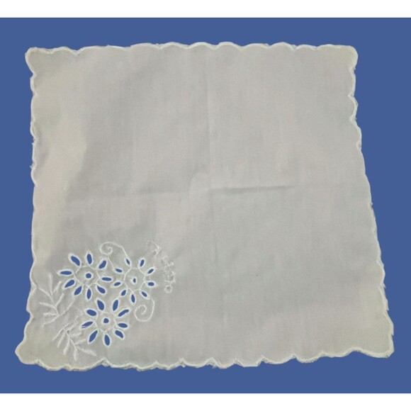 Vintage Italian White Embroidered Floral Cutwork Handkerchief Scalloped Umbria - Picture 3 of 6